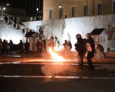 Продължават сблъсъците между полицаи и демонстранти в Атина