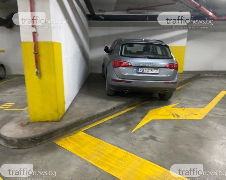 Шофьор на джип паркира по абсурден начин в пловдивски мол