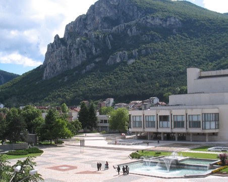 Враца на второ място по заплати