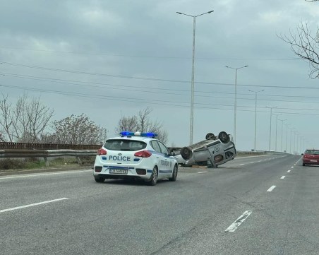 Зрелищна катастрофа на Асеновградско! Кола се обърна по таван