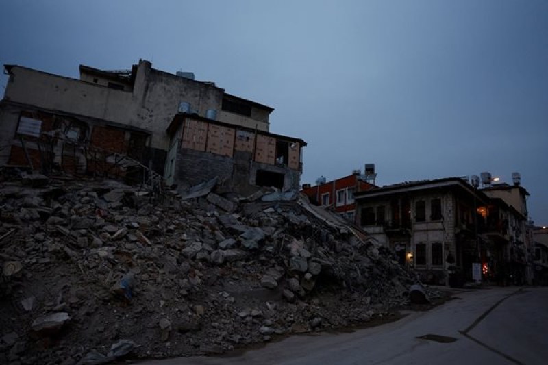 Повредена при земетресенията в Турция сграда се срути, спасители вадят от отломките ранени