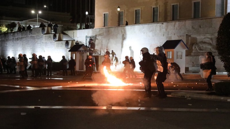 Продължават сблъсъците между полицаи и демонстранти в Атина