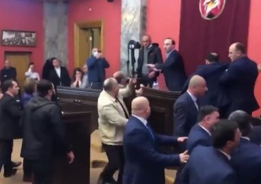 Отново физически сблъсъци в парламента на Грузия Депутати се биха