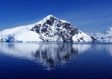Площта на ледената покривка около Антарктида се е свила до рекордно ниско