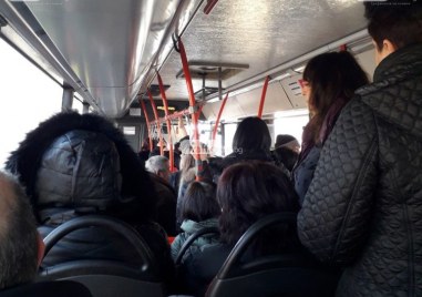 Препълнени автобуси дълго чакане по спирки огромни закъснения – това
