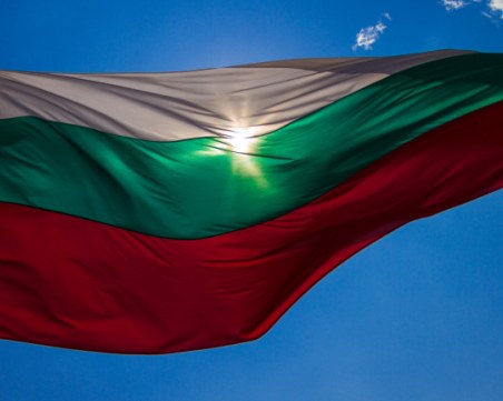 17-годишен запали българското знаме
