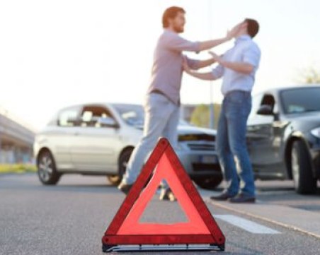 30-годишен скочи на бой след катастрофа с три коли в Кършияка