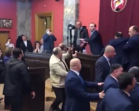 Депутати в грузинския парламент отново се сбиха