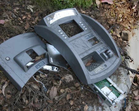 Изкъртиха и откраднаха кеш терминал в София