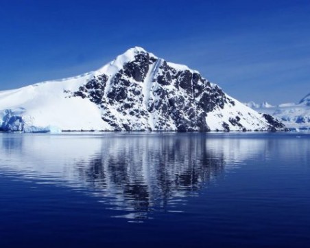 Ледената площ около Антарктида се е свила до най-ниските нива в историята