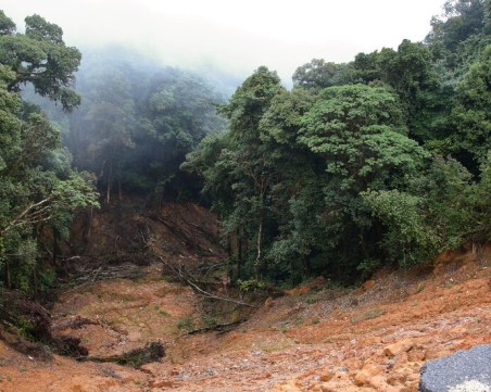 Най-малко 11 души загинаха при свлачище в Индонезия