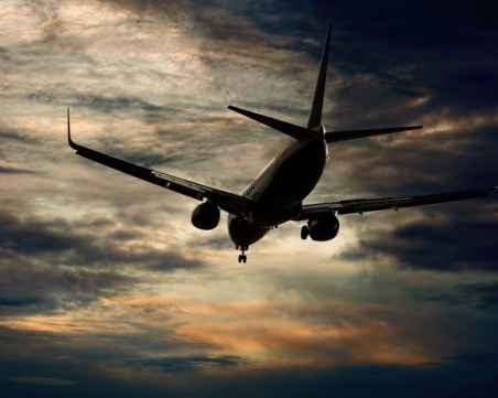 Пътнически самолет не успя да кацне в София заради технически проблем