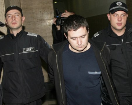 След 12 години: Задържаха осъдения за двойното убийство пред дискотека 