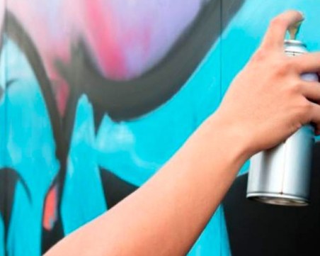 Тийнейджъри надраскаха със спрей училище в Пловдив