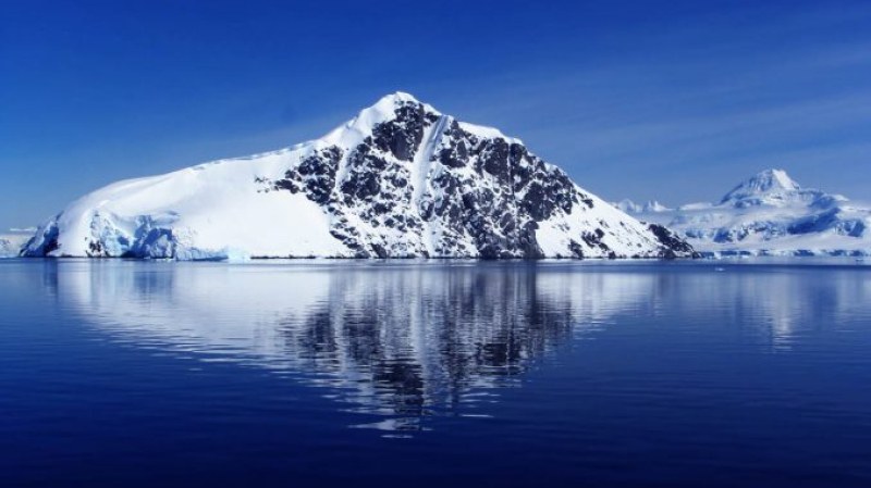 Площта на ледената покривка около Антарктида се е свила до рекордно ниско