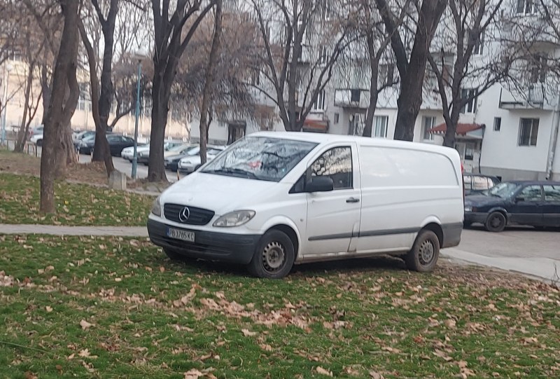 Водач на бус най-редовно паркира в тревните площи в Гагарин