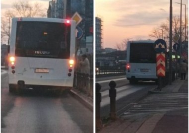 Водач на автобус спира на аварийни светлини за да закуси