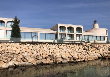 Разследващи влязоха на претърсване в луксозния имот на предприемача Велико