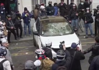 Сблъсъци избухнаха между протестиращи и полицията в Париж предаде Ройтерс