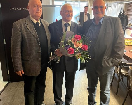 Адвокат Будаков посрещна 90-годишен юбилей, продължава да е активен в съда