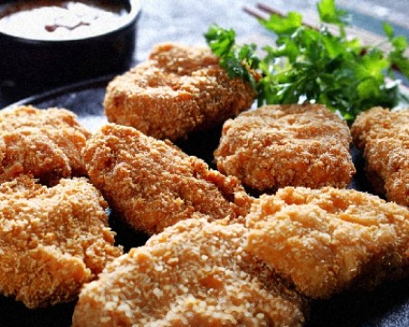 Хрупкави свински хапки от рибица с чесън, сусам и джинджифил