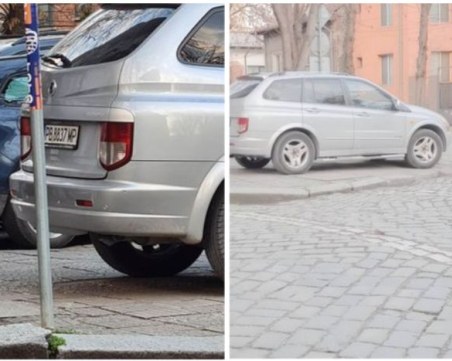 Нарушител паркира колата си на тротоар до пешеходна пътека