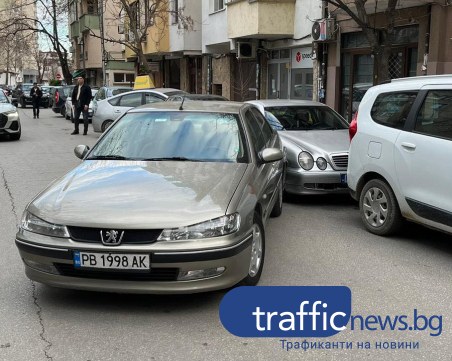 Пежо на пловдивчанин потегли по инерция, катастрофира и предизвика задръстване
