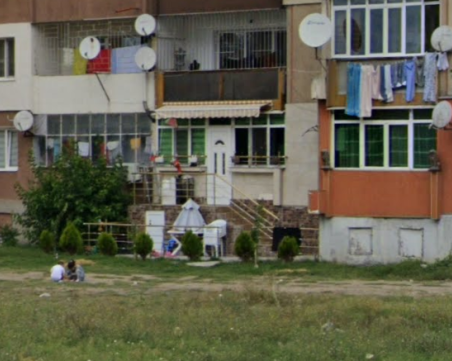 Пловдивчанин си прегради двор и построи стълби към апартамента си, обжалва заповед за бутането им