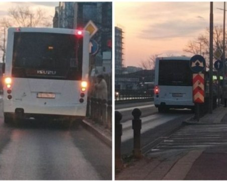 Пловдивчанка: Шофьор на автобус запушва движението, за да закусва и пие кафе