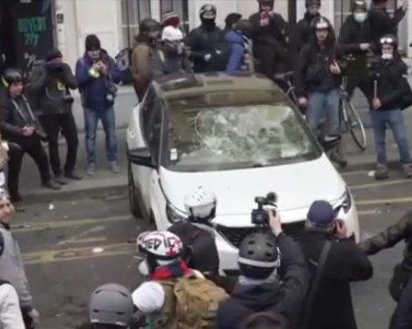 Бунтът в Париж продължава! Стигна се до сблъсъци между протестиращи и полицията