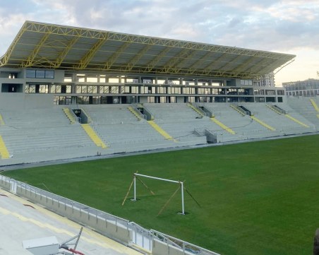 Сложиха първия слой на козирката и вратите на Колежа, днес започва монтирането на седалките