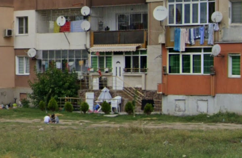 Пловдивчанин си прегради двор и построи стълби към апартамента си, обжалва заповед за бутането им