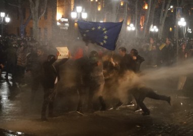 Грузинската полиция задържа 66 души край парламента в Тбилиси по време на