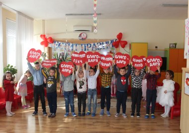 Децата от 3 гр Калинки в ДГ Космонавт в район