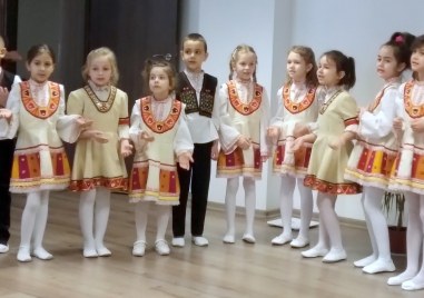 Деца от ДГ Биляна изненадаха администрацията в Източен с ъс