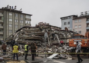 Шестетажна сграда се срути в сряда в югоизточния турски окръг