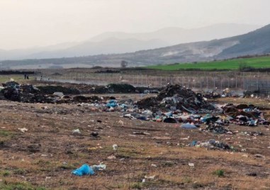 Започна почистване на едни от най замърсените терени в община Асеновград Кметът