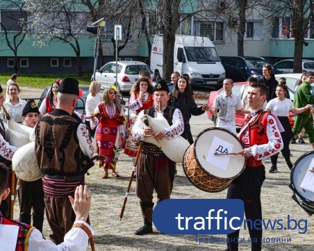 Абитуриенти от Пловдив заложиха на българския фолклор при покана към класната си за бала