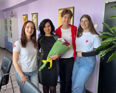 Доброволци подариха 8 букета за 8 дами на 8 март в Пловдив СНИМКИ