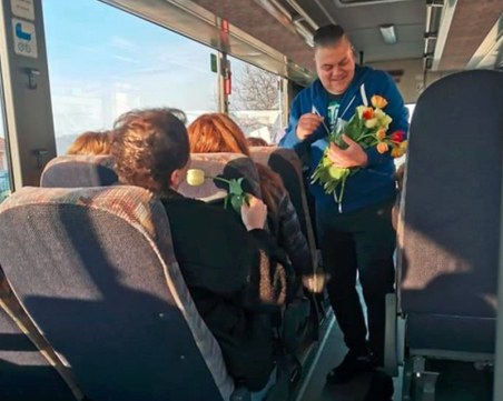 Мил жест! Мъж зарадва всички дами в карловски автобус