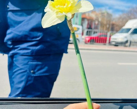 Пловдивските полицаи с жест към всяка дама днес