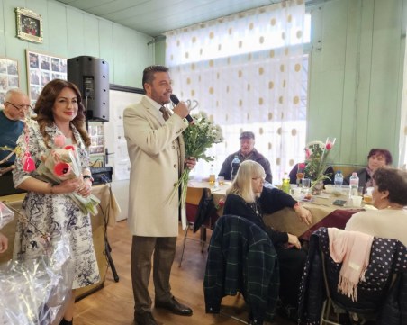 Цветна изненада за дамите в община „Родопи”