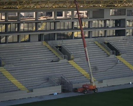 Започна монтирането на осветлението на Колежа