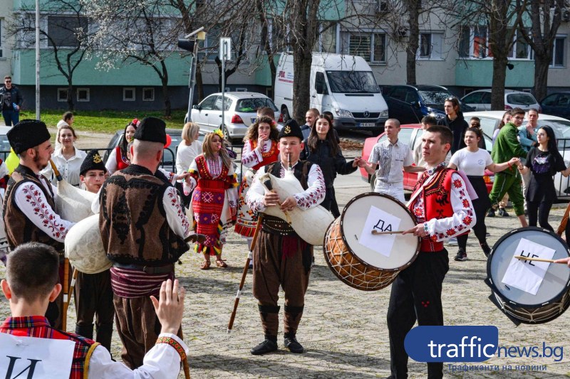 Абитуриенти от Пловдив заложиха на българския фолклор при покана към класната си за бала