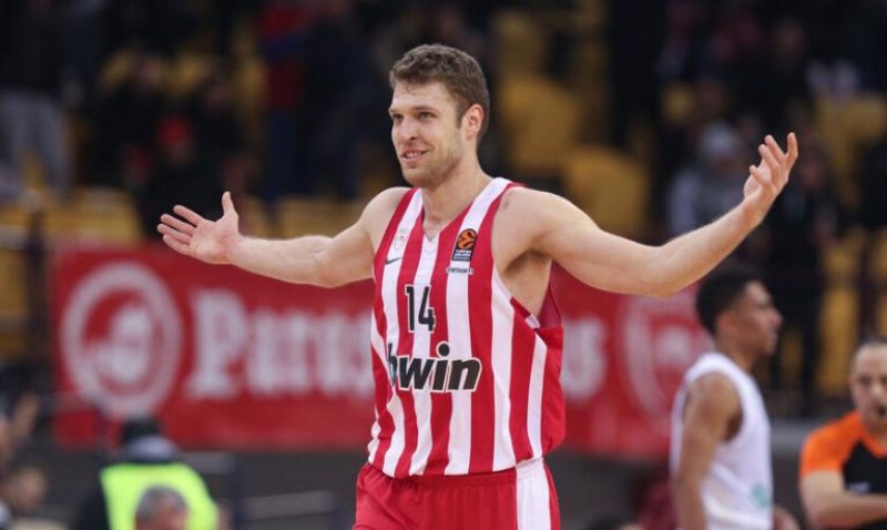 Българската звезда в баскетбола Александър Везенков е начело в няколко