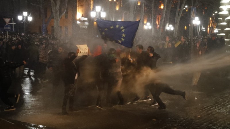 Грузинската полиция задържа 66 души край парламента в Тбилиси по време на