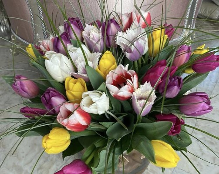 Бойко Борисов подари цветя на Лили Иванова за 8-и март