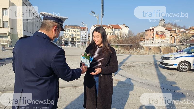 Пловдивските полицаи със специална изненада за всички дами днес.  В