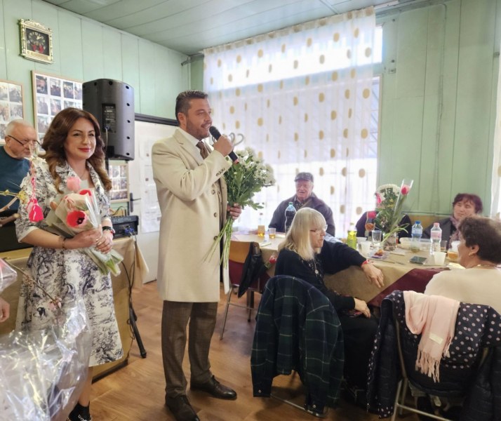 С цветен подарък в саксия кметът на община Родопи“ Павел