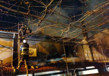 Пожар унищожи част от имуществото на семейство от Пловдив късно